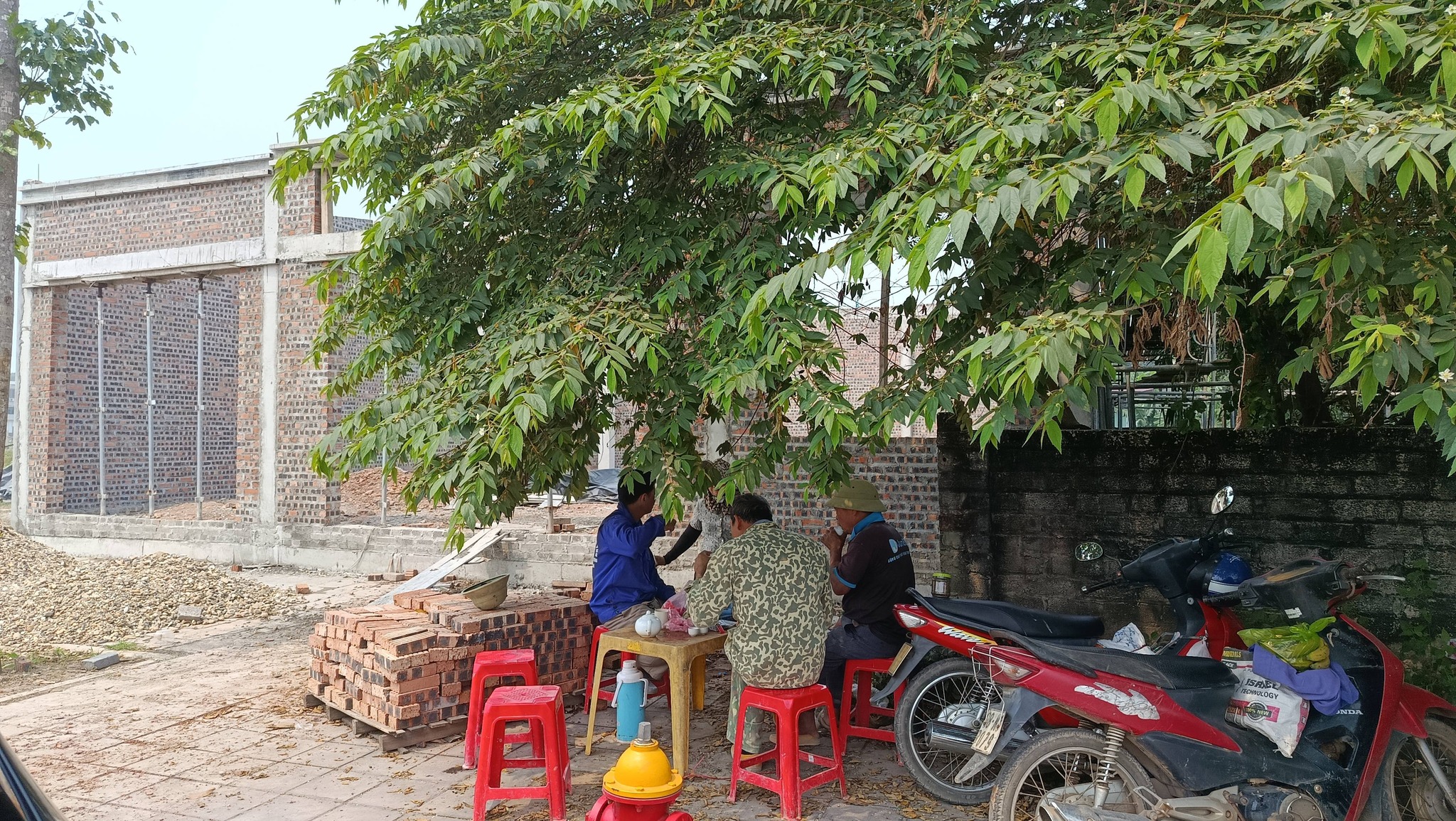 Có sổ đỏ nhưng chưa thể sử dụng: Lô đất “mắc kẹt” giữa pháp lý hồ sơ và tranh chấp thực địa Có sổ đỏ nhưng chưa thể sử dụng: Lô đất “mắc kẹt” giữa pháp lý hồ sơ và tranh chấp thực địa
