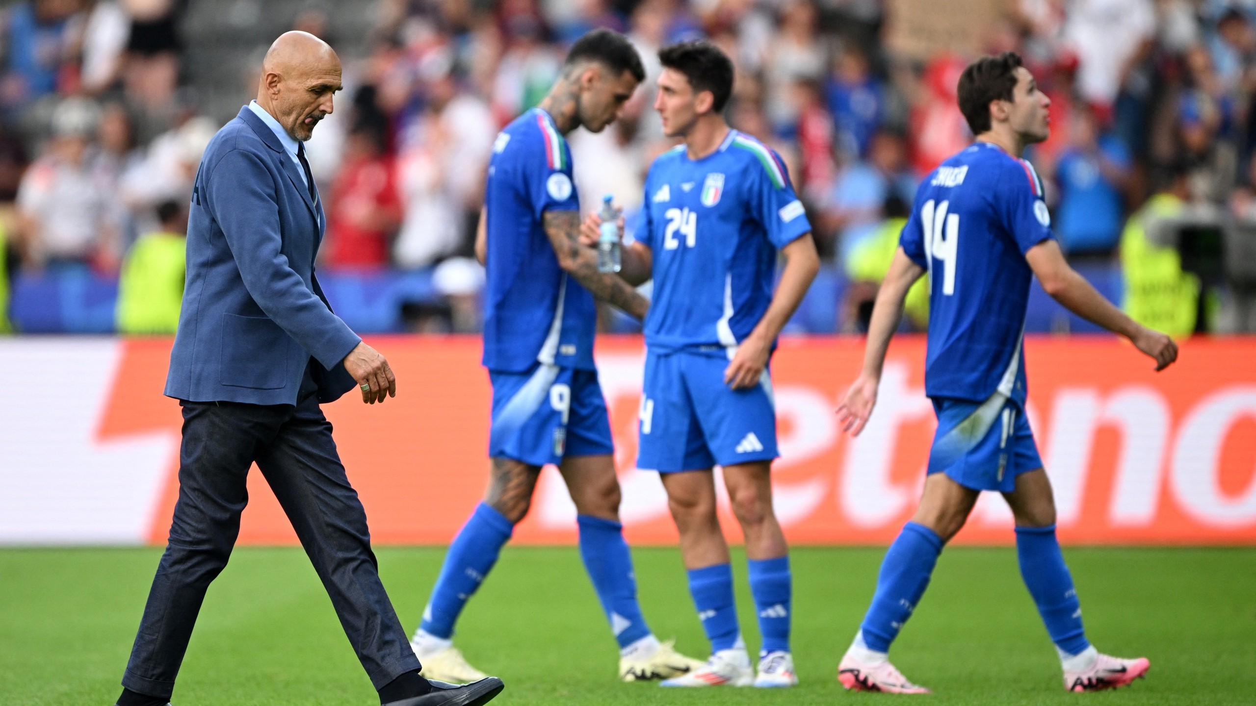 HLV Thụy Sĩ ngỡ ngàng vì Ý đã quá thụ động, HLV Spalletti nhận lỗi nhưng...