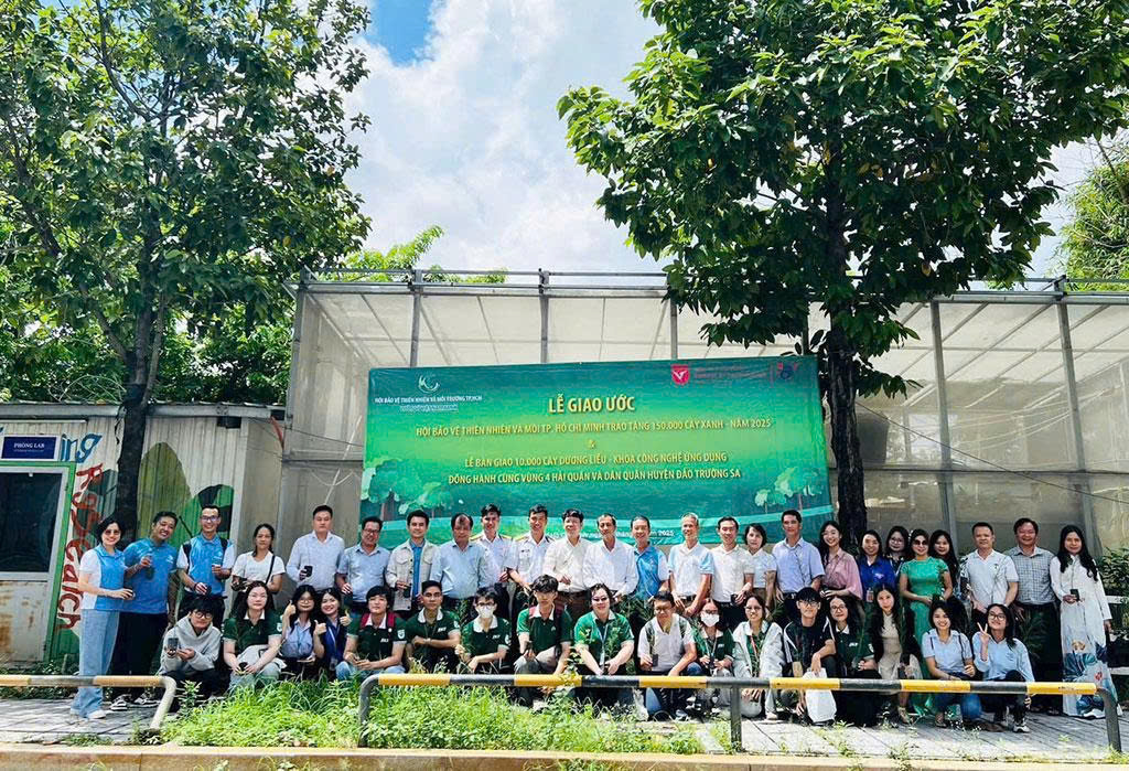 Sinh viên Đại học Văn Lang hành động vì môi trường, biển đảo Sinh viên Đại học Văn Lang hành động vì môi trường, biển đảo