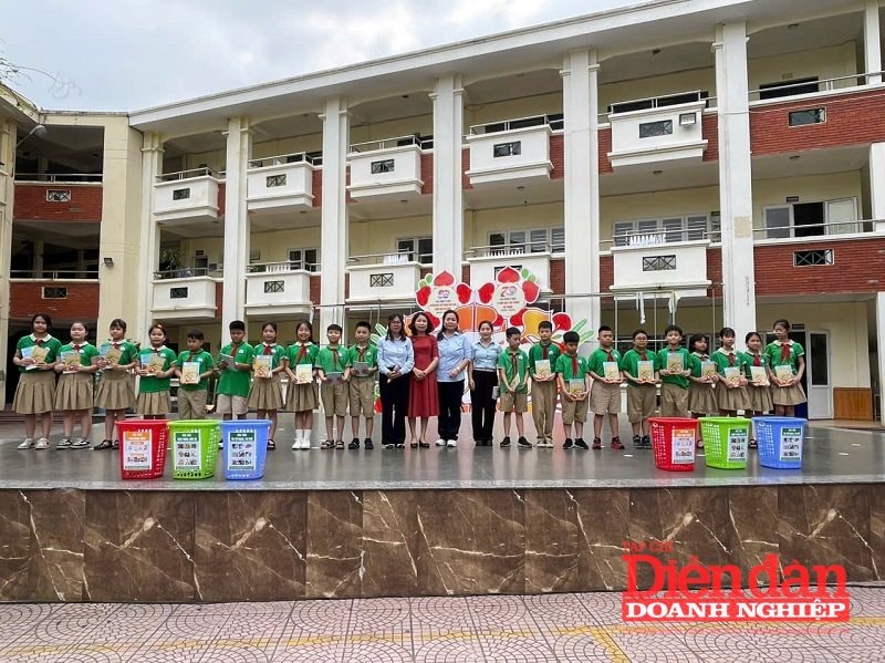 Đồng hành cùng các trường học phân loại rác tại nguồn Đồng hành cùng các trường học phân loại rác tại nguồn