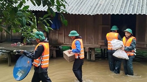 Quảng Bình: Mưa lớn gây ngập, di dời nhiều hộ dân đến nơi an toàn