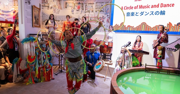 Múa vòng của thổ dân Mỹ kết hợp cùng âm nhạc truyền thống Việt Nam Múa vòng của thổ dân Mỹ kết hợp cùng âm nhạc truyền thống Việt Nam