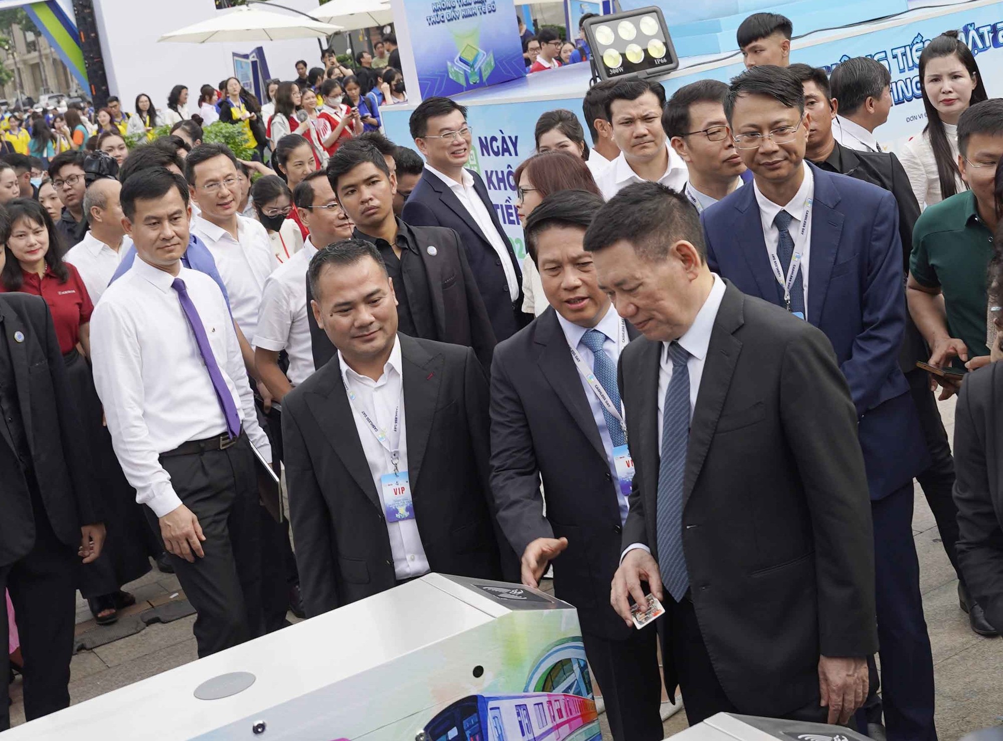 Phó Thủ tướng Hồ Đức Phớc: Thanh toán không dùng tiền mặt đã có bước phát triển vượt bậc Phó Thủ tướng Hồ Đức Phớc: Thanh toán không dùng tiền mặt đã có bước phát triển vượt bậc