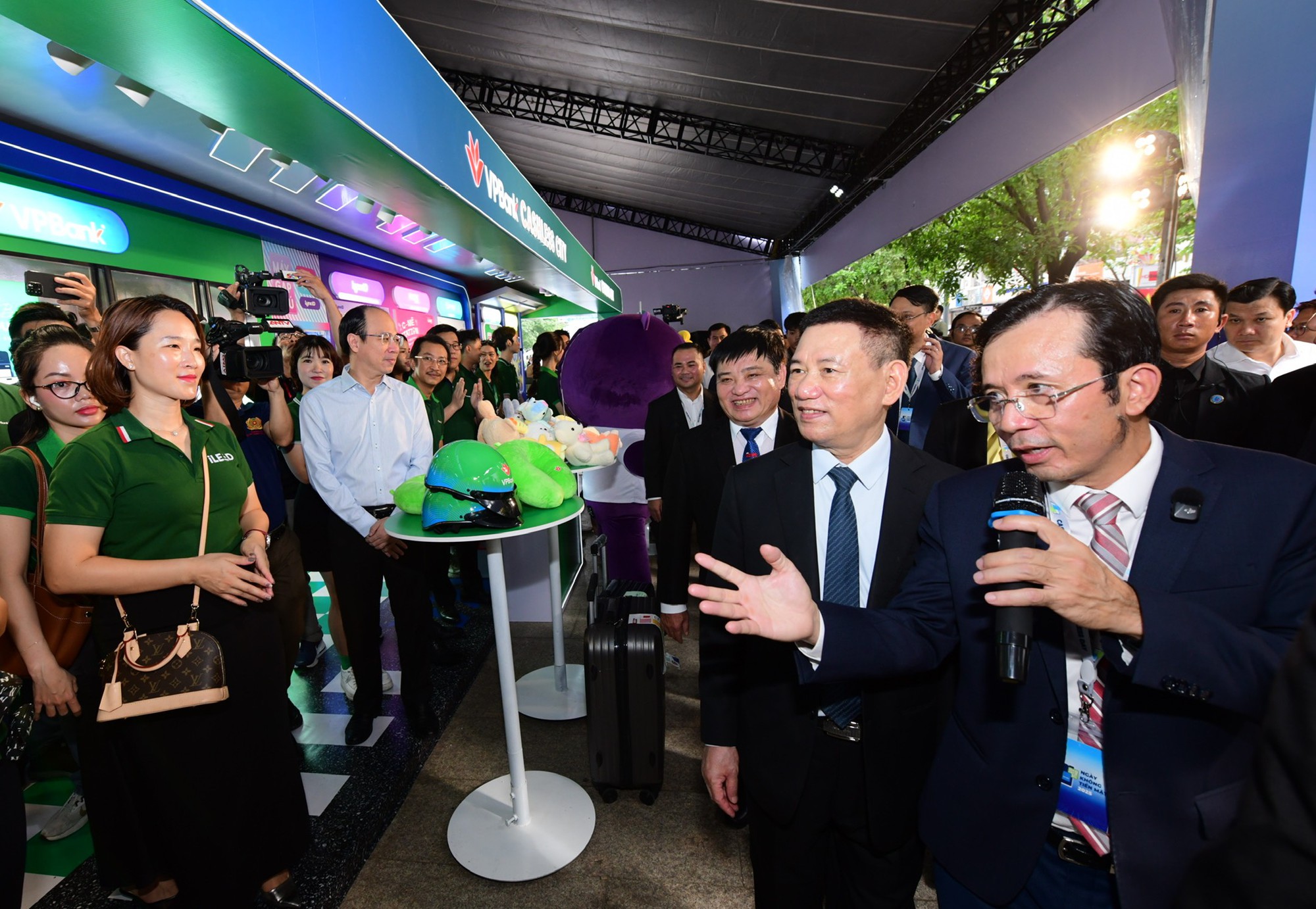 Phó Thủ tướng Hồ Đức Phớc: Thanh toán không dùng tiền mặt đã có bước phát triển vượt bậc Phó Thủ tướng Hồ Đức Phớc: Thanh toán không dùng tiền mặt đã có bước phát triển vượt bậc