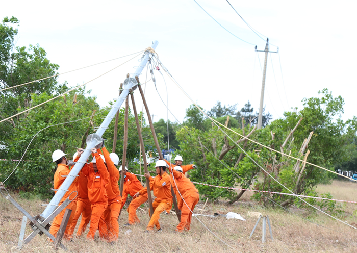 Bảo đảm an toàn hệ thống truyền tải điện, an toàn cung cấp điện mùa mưa bão