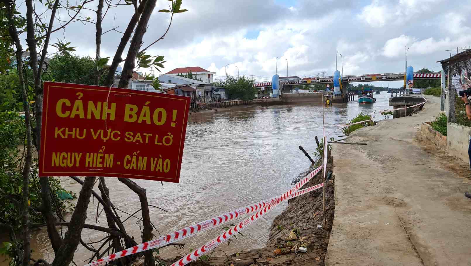 Cà Mau tập trung nguồn lực, ứng phó tình trạng sạt lở, sụt lún
