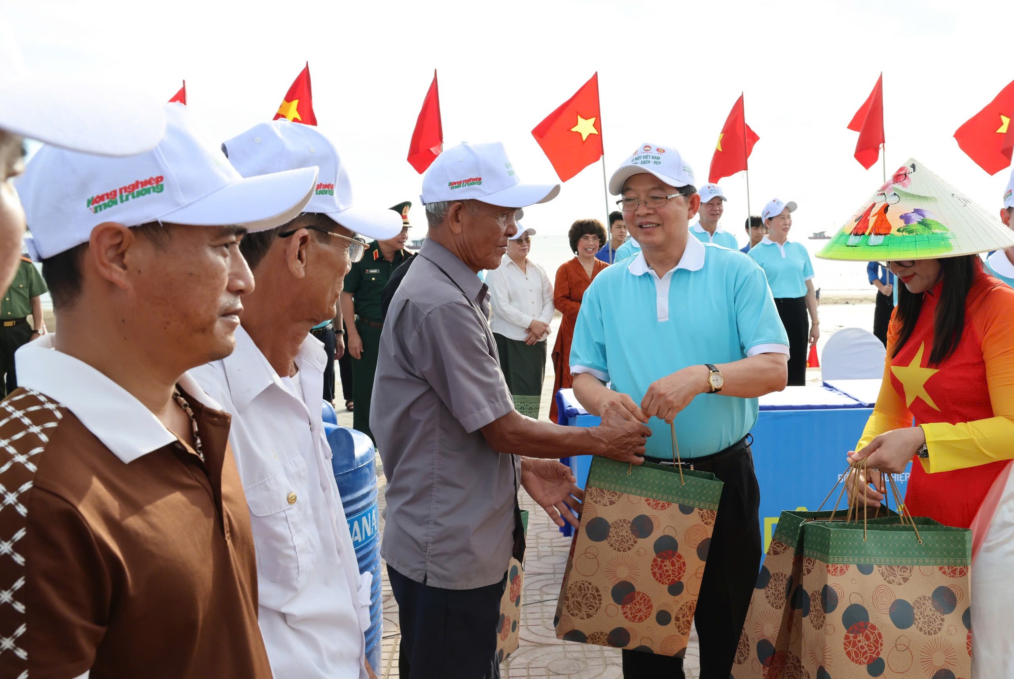 Phát động quốc gia Phong trào toàn dân bảo vệ môi trường, vì một Việt Nam xanh - sạch - đẹp
