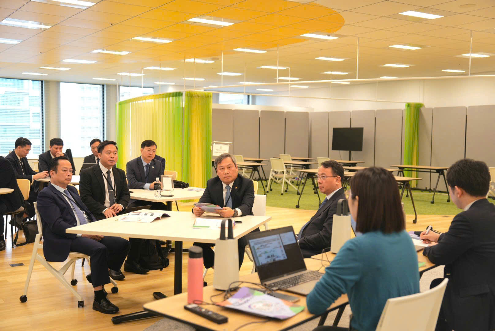 Bước chuyển chiến lược sang mô hình quản trị đô thi dựa trên khoa học, công nghệ và đổi mới sáng tạo Bước chuyển chiến lược sang mô hình quản trị đô thi dựa trên khoa học, công nghệ và đổi mới sáng tạo