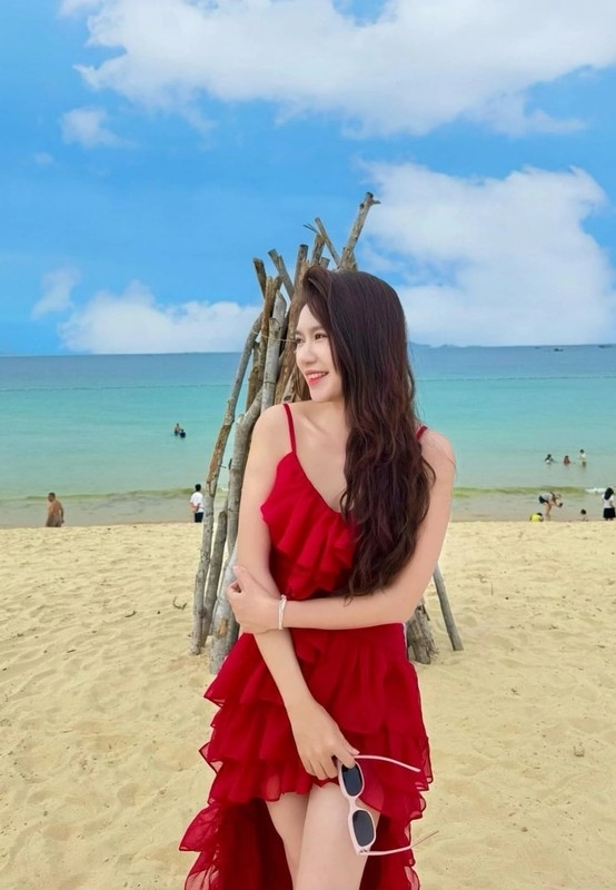 Vợ Lý Hải khoe dáng gợi cảm, Quỳnh Nga đẹp tựa nàng thơ