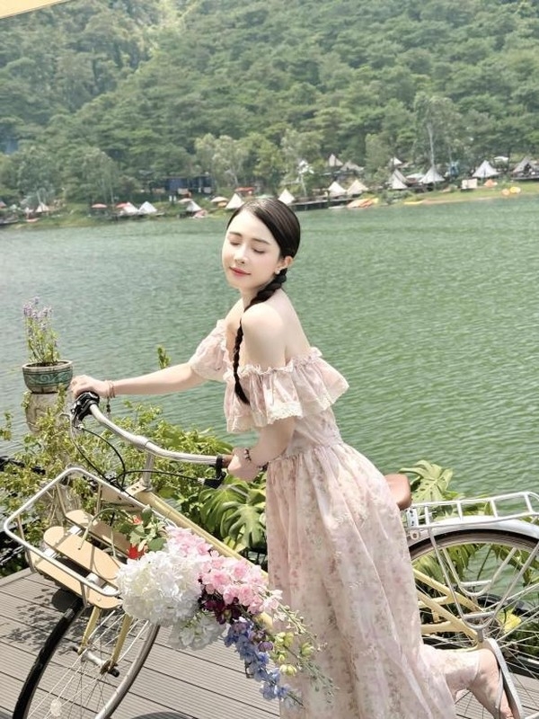 Vợ Lý Hải khoe dáng gợi cảm, Quỳnh Nga đẹp tựa nàng thơ