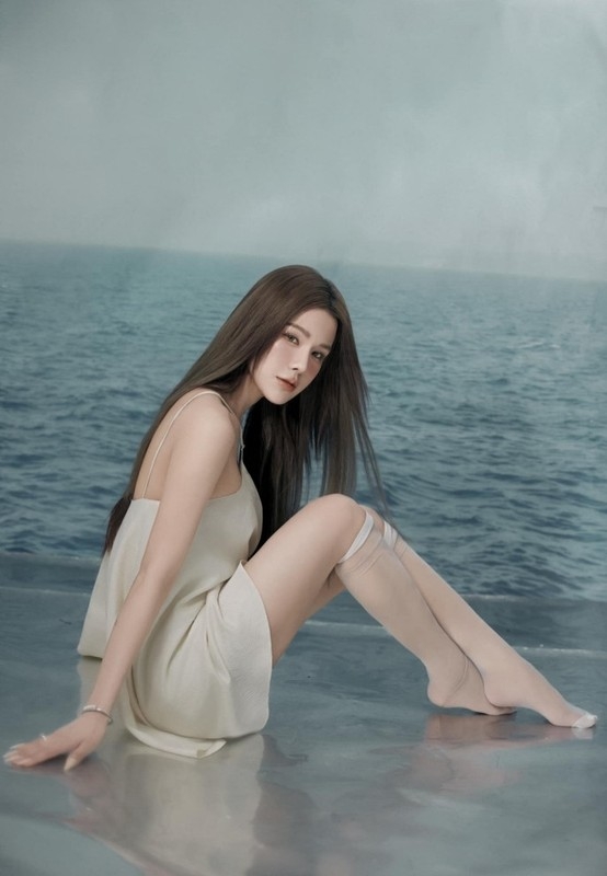 Vợ Lý Hải khoe dáng gợi cảm, Quỳnh Nga đẹp tựa nàng thơ