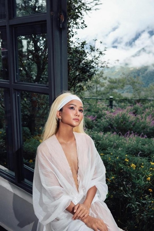 Vợ Lý Hải khoe dáng gợi cảm, Quỳnh Nga đẹp tựa nàng thơ