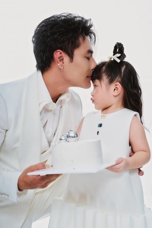 Vợ Lý Hải khoe dáng gợi cảm, Quỳnh Nga đẹp tựa nàng thơ