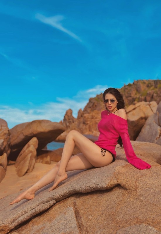 Khánh Vân lộ vòng eo săn chắc, Quỳnh Kool khoe vóc dáng cực đỉnh Khánh Vân lộ vòng eo săn chắc, Quỳnh Kool khoe vóc dáng cực đỉnh