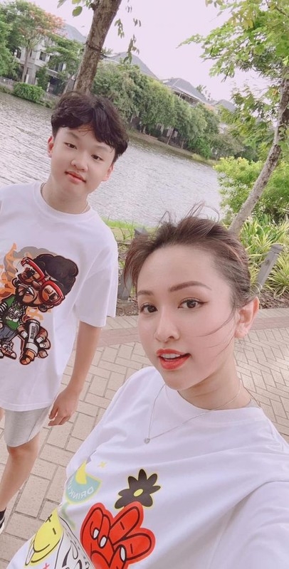 Khánh Vân lộ vòng eo săn chắc, Quỳnh Kool khoe vóc dáng cực đỉnh Khánh Vân lộ vòng eo săn chắc, Quỳnh Kool khoe vóc dáng cực đỉnh