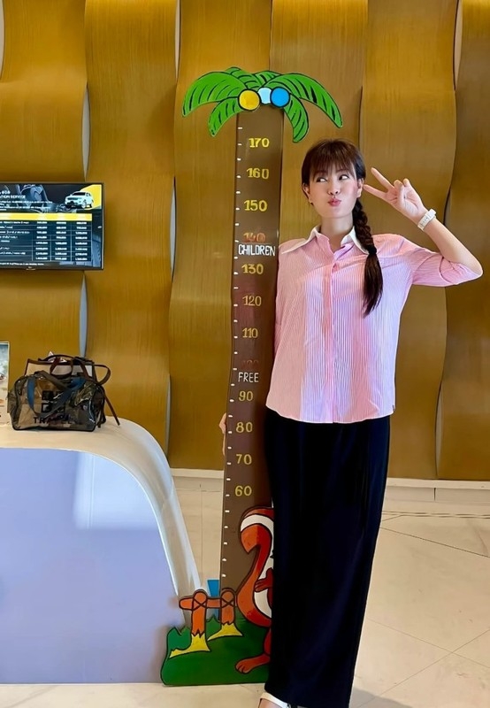 Khánh Vân lộ vòng eo săn chắc, Quỳnh Kool khoe vóc dáng cực đỉnh Khánh Vân lộ vòng eo săn chắc, Quỳnh Kool khoe vóc dáng cực đỉnh