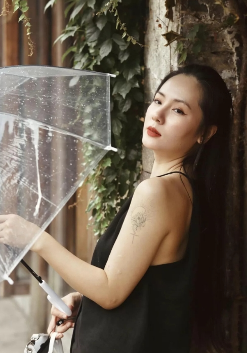 Ca sĩ Phương Linh xinh đẹp, trẻ trung tuổi 40