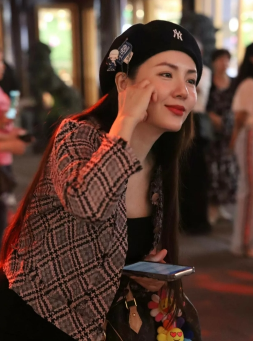 Ca sĩ Phương Linh xinh đẹp, trẻ trung tuổi 40