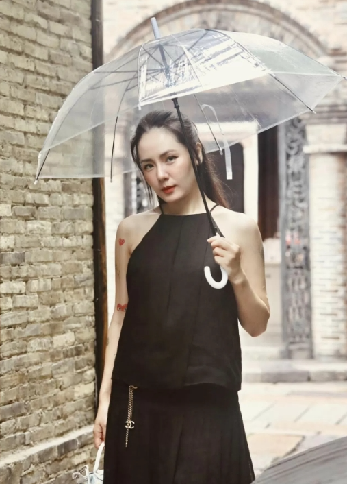 Ca sĩ Phương Linh xinh đẹp, trẻ trung tuổi 40