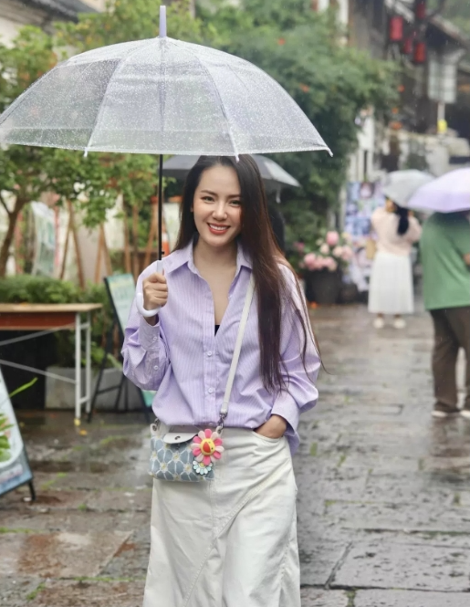 Ca sĩ Phương Linh xinh đẹp, trẻ trung tuổi 40