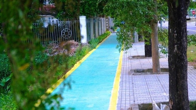 Lần đầu tiên ở Việt Nam có làn đường dành cho xe đẹp trên vỉa hè