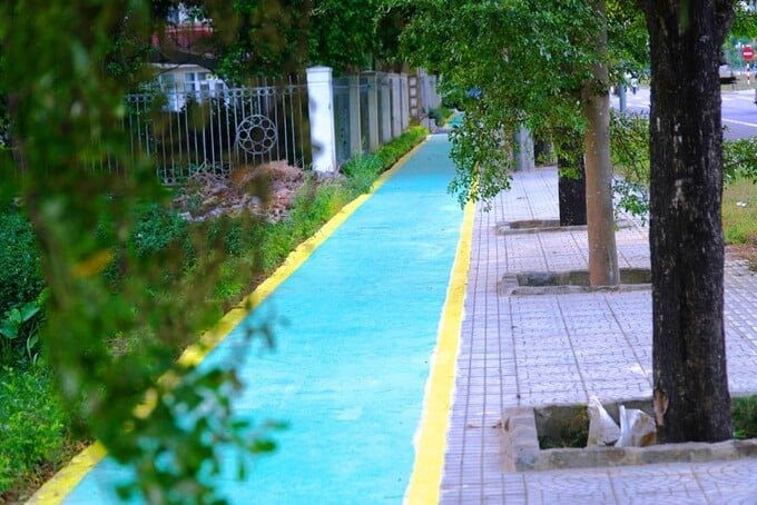 Lần đầu tiên ở Việt Nam có làn đường dành cho xe đẹp trên vỉa hè