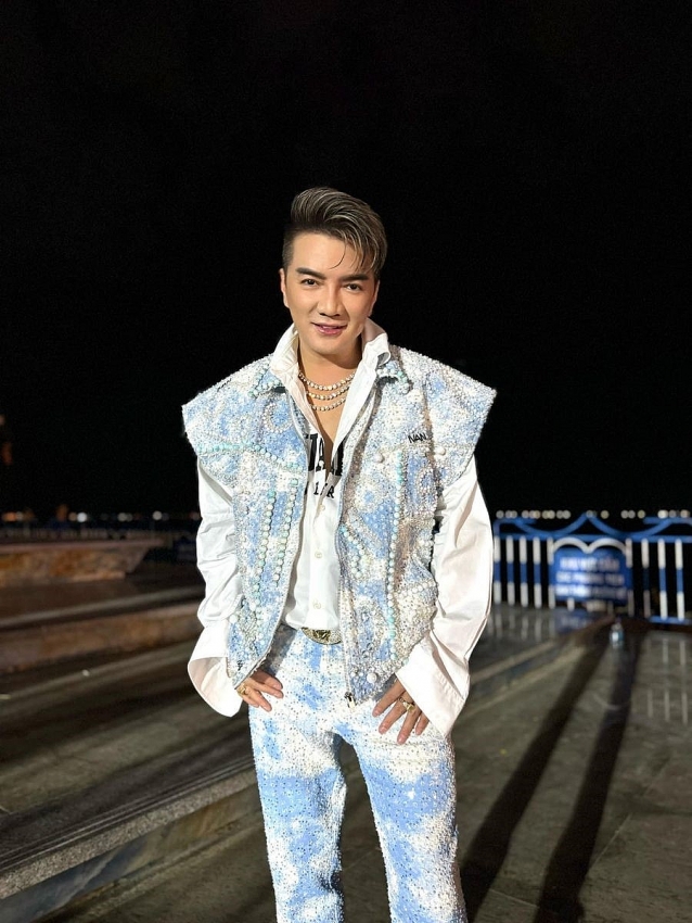 Đàm Vĩnh Hưng bị cấm diễn cả trong và ngoài nước, không được ra sản phẩm mới Đàm Vĩnh Hưng bị cấm diễn cả trong và ngoài nước, không được ra sản phẩm mới