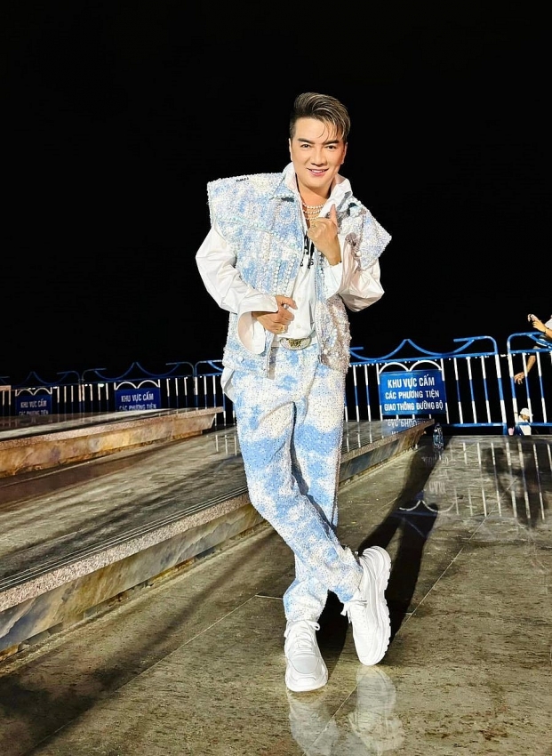 Đàm Vĩnh Hưng bị cấm diễn cả trong và ngoài nước, không được ra sản phẩm mới Đàm Vĩnh Hưng bị cấm diễn cả trong và ngoài nước, không được ra sản phẩm mới