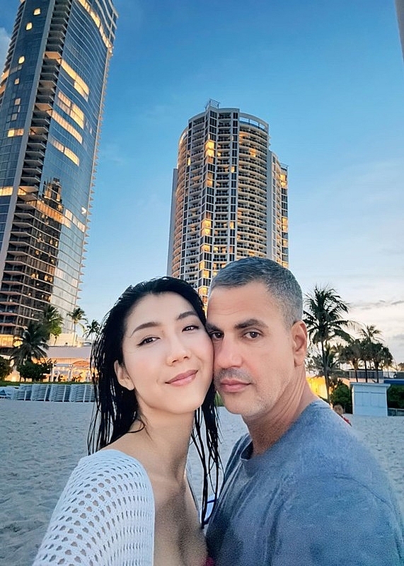 Ngọc Quyên mặc gợi cảm, hôn bạn trai Tây khi đi du lịch