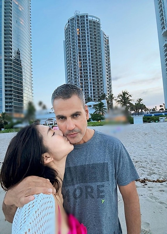 Ngọc Quyên mặc gợi cảm, hôn bạn trai Tây khi đi du lịch