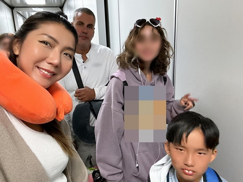 Ngọc Quyên mặc gợi cảm, hôn bạn trai Tây khi đi du lịch