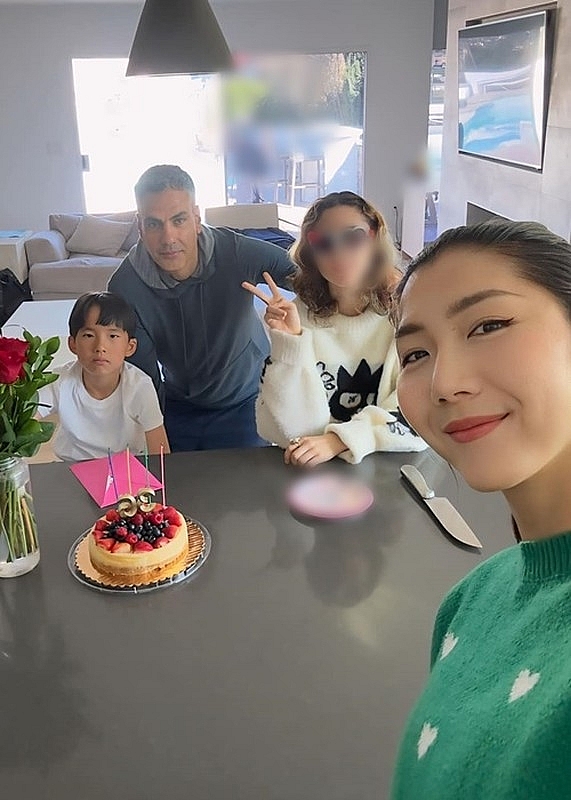 Ngọc Quyên mặc gợi cảm, hôn bạn trai Tây khi đi du lịch