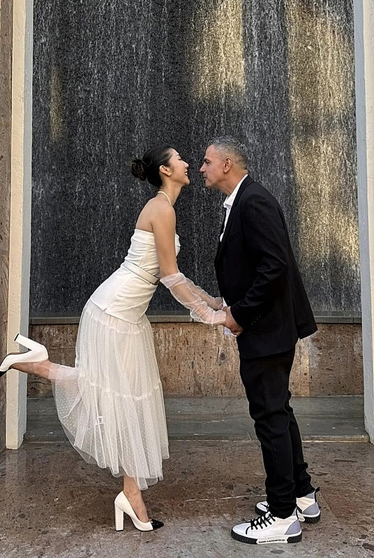 Ngọc Quyên mặc gợi cảm, hôn bạn trai Tây khi đi du lịch