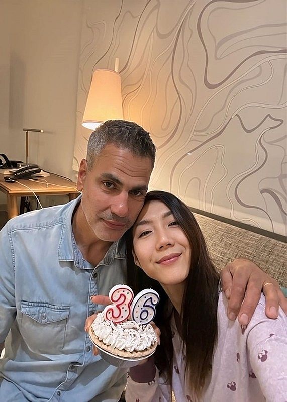 Ngọc Quyên mặc gợi cảm, hôn bạn trai Tây khi đi du lịch