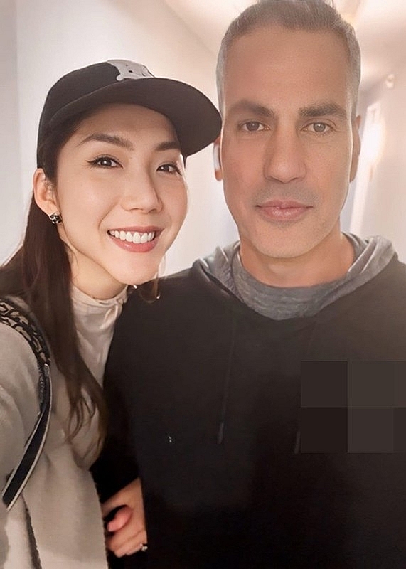 Ngọc Quyên mặc gợi cảm, hôn bạn trai Tây khi đi du lịch