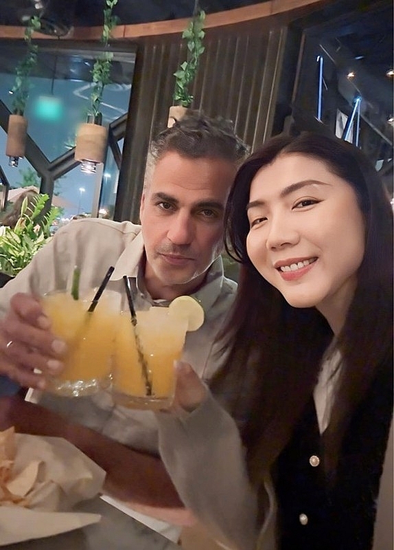 Ngọc Quyên mặc gợi cảm, hôn bạn trai Tây khi đi du lịch