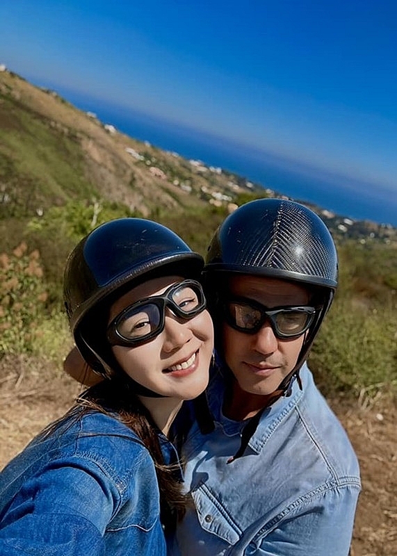 Ngọc Quyên mặc gợi cảm, hôn bạn trai Tây khi đi du lịch