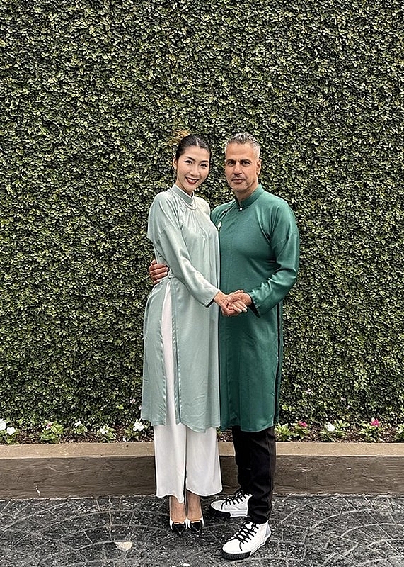 Ngọc Quyên mặc gợi cảm, hôn bạn trai Tây khi đi du lịch