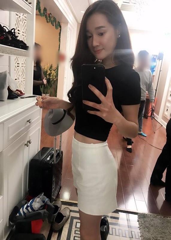 Vòng eo rắn nước gây mê của Nhã Phương sau hai lần sinh nở