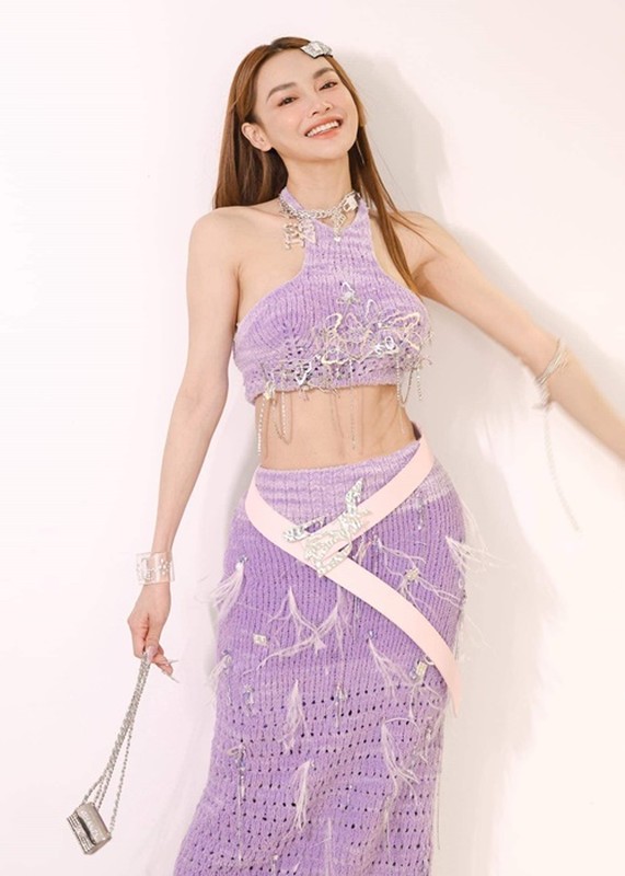 Vòng eo rắn nước gây mê của Nhã Phương sau hai lần sinh nở