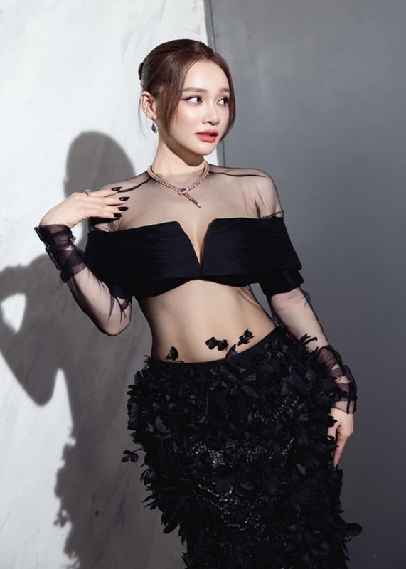 Vòng eo rắn nước gây mê của Nhã Phương sau hai lần sinh nở