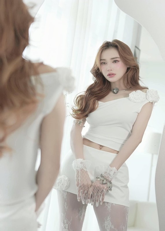 Vòng eo rắn nước gây mê của Nhã Phương sau hai lần sinh nở