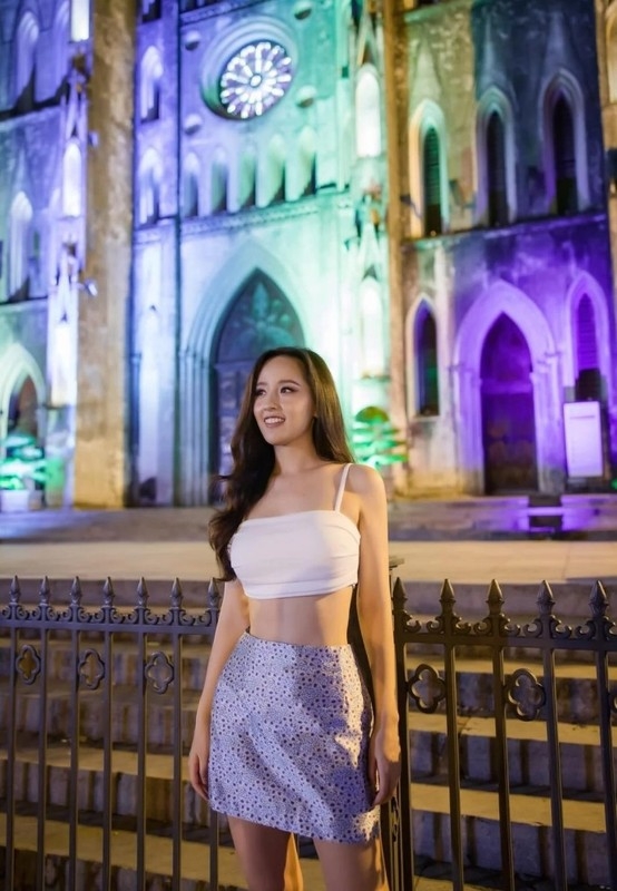 Kỳ Duyên khoe dáng thon, Mai Phương Thuý mặc gợi cảm lộ vòng eo