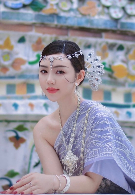 Kỳ Duyên khoe dáng thon, Mai Phương Thuý mặc gợi cảm lộ vòng eo