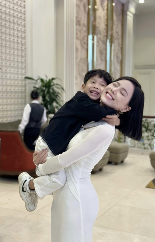 Kỳ Duyên khoe dáng thon, Mai Phương Thuý mặc gợi cảm lộ vòng eo