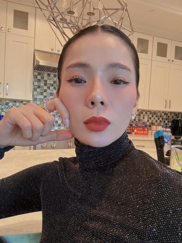 Kỳ Duyên khoe dáng thon, Mai Phương Thuý mặc gợi cảm lộ vòng eo