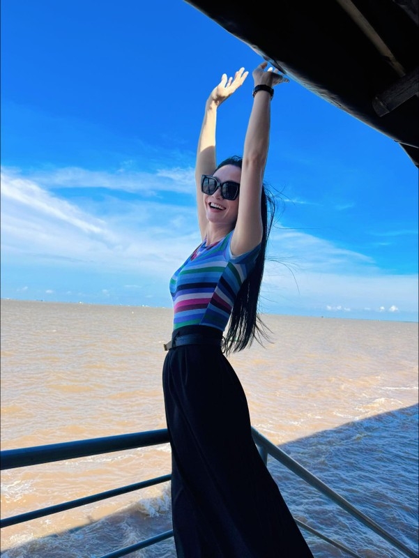 Kỳ Duyên khoe dáng thon, Mai Phương Thuý mặc gợi cảm lộ vòng eo