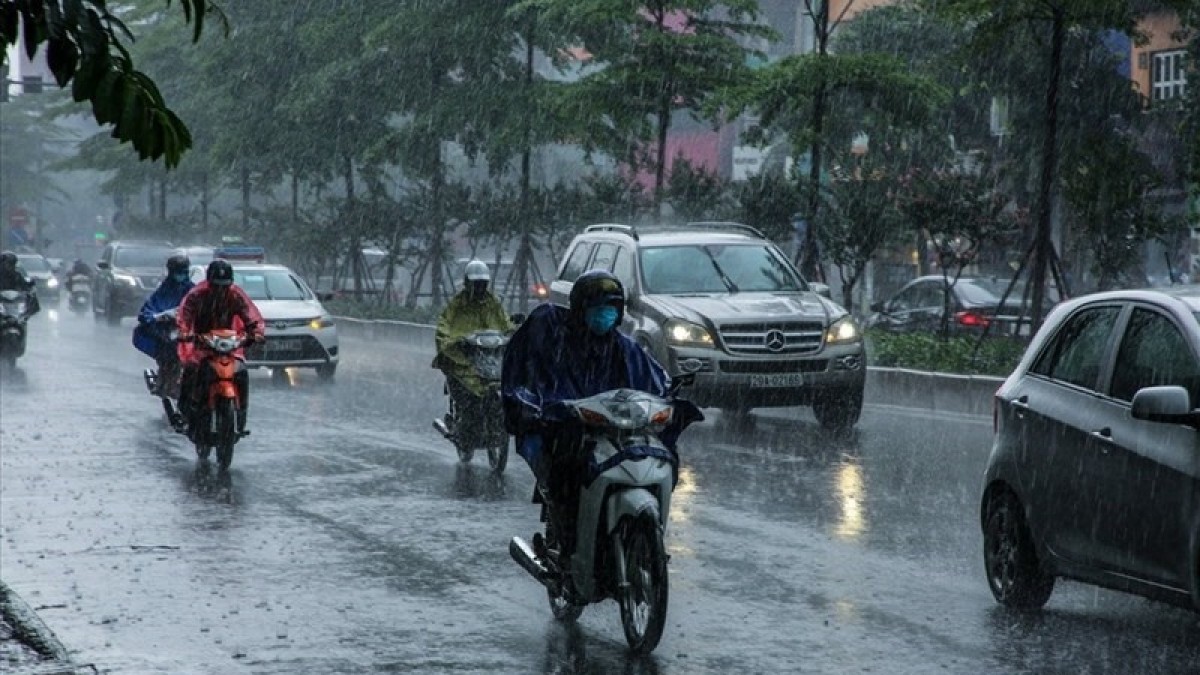 Biển Đông có thể đón bão số 3, miền Bắc nguy cơ mưa lớn diện rộng