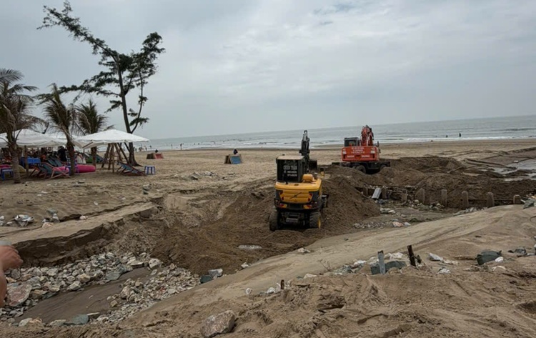 Khẩn trương khắc phục sự cố nước thải màu đen chảy ra bãi biển Sầm Sơn sau mưa lớn Khẩn trương khắc phục sự cố nước thải màu đen chảy ra bãi biển Sầm Sơn sau mưa lớn