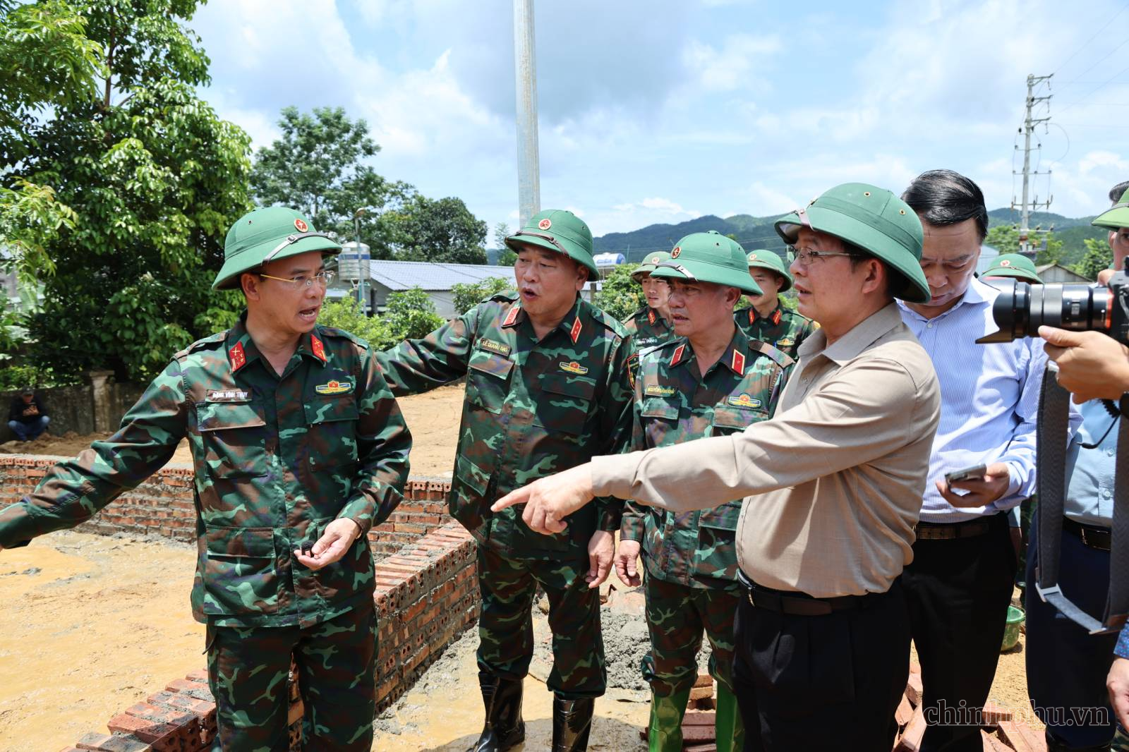 Phó Thủ tướng Hồ Quốc Dũng kiểm tra công tác khắc phục hậu quả lũ quét tại xã Mường Than, Lai Châu